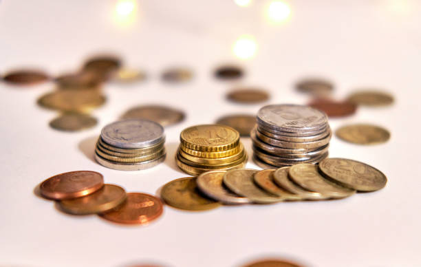 側面を持つ色の背景に積み重ねられたコイン - moving up gold silver growth ストックフォトと画像