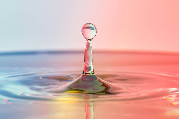 photographie de chute d'eau de vitesse élevée avec des couleurs bleues et rouges - bouncing water drop liquid photos et images de collection