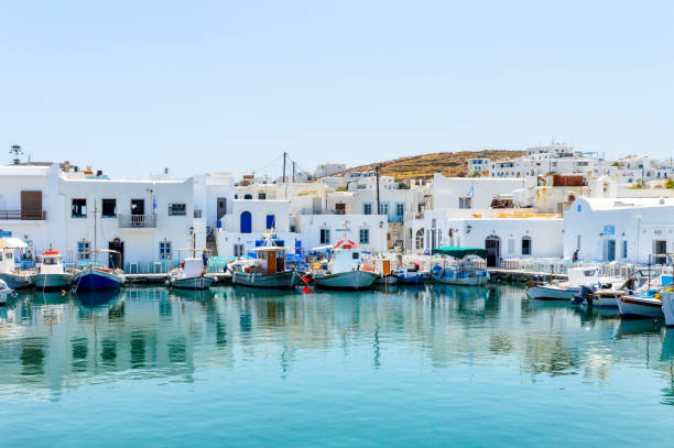 marina e porto sull'isola greca di paros - paros foto e immagini stock