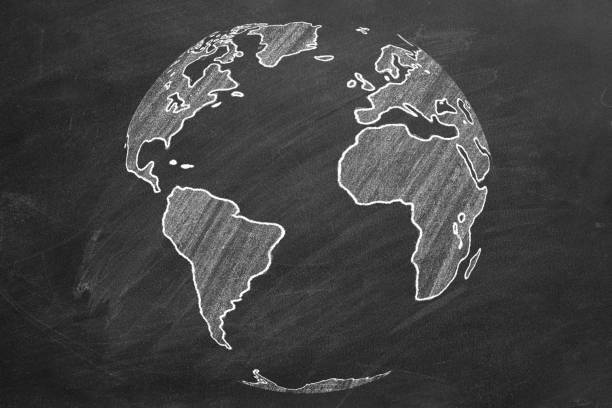 globe sur chalckboard - photography chalk blackboard globe photos et images de collection