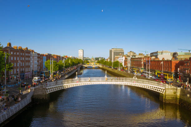 вид с воздуха на дублин с рекой лиффи и мостом ха'пенни во время заката - dublin ireland hapenny bridge republic of ireland city стоковые фото и изображения