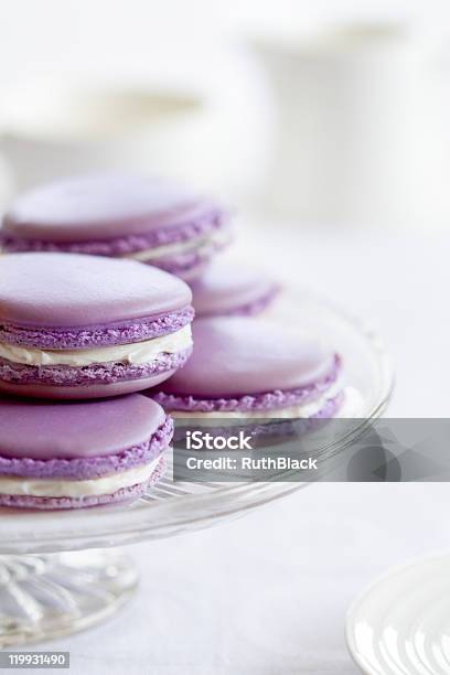 Lavanda Macarons - Fotografias de stock e mais imagens de Alimentação Não-saudável - Alimentação Não-saudável, Bolacha, Bolinhos de Amêndoa