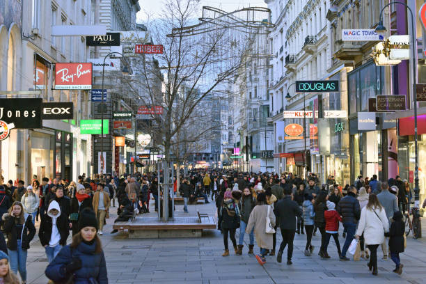 ケルントナー通り - ウィーンの市内中心部の大規模なショッピングマイル。 - 歩行者専用地域 ストックフォトと画像