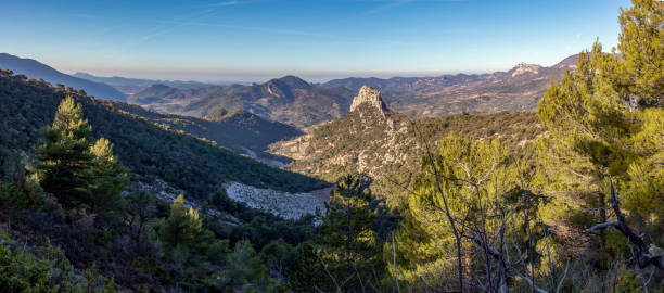 панорамный вид на via ferrata rocher du saint-julien в окружении гор на юго-востоке франции - southeastern region фотографии стоковые фото и изображения