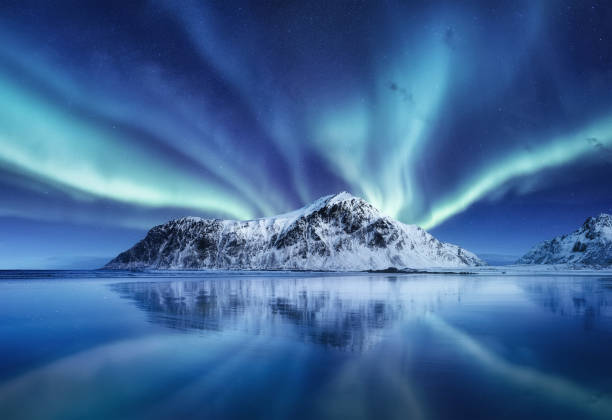 aurora boreale, isole lofoten, norvegia. luci nord, montagne e riflessione sull'acqua. paesaggio invernale durante le luci polari. viaggio in norvegia - immagine - star shape sky star aurora borealis foto e immagini stock