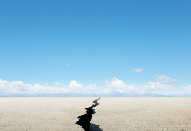grote scheur in de grond - breuklijn stockfoto's en -beelden