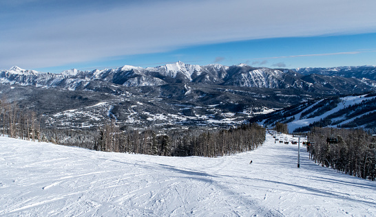 Pista de esquí y telesilla desde la cima de la montaña photo