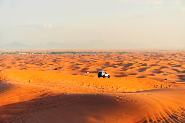 autos fahren auf sanddünen in der wüste - ubari stock-fotos und bilder