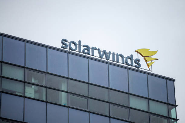 logotipo de solarwinds frente a su oficina para brno. solarwinds es una empresa estadounidense de ti especializada en el desarrollo de software para infraestructura de red. - dev fotografías e imágenes de stock