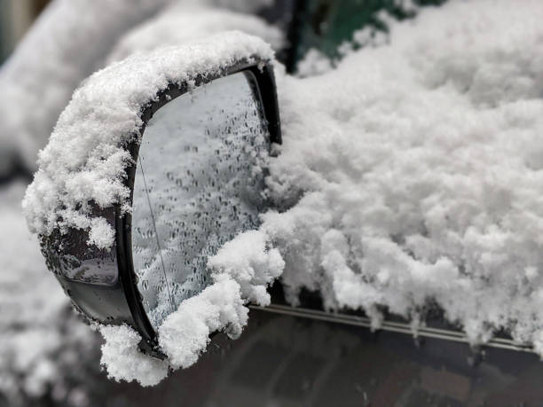 selektywne skupienie się na oblodzonym, pokrytym śniegiem lusterku wstecznym samochodu podczas burzy śnieżnej - car winter road reflector snow zdjęcia i obrazy z banku zdjęć