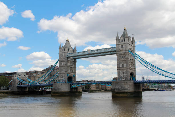 tower bridge z błękitnym niebem i chmurami w jasny słoneczny dzień, londyn - london england thames river sky tower zdjęcia i obrazy z banku zdjęć