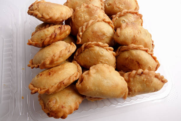 curry puffs (epok-epok / karipap pusing) - deep fried malaysian, singaporean, and thai snack filled with curried meat and/or vegetables. - pusing imagens e fotografias de stock