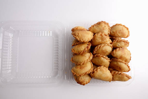 curry puffs (epok-epok / karipap pusing) - deep fried malaysian, singaporean, and thai snack filled with curried meat and/or vegetables. - pusing imagens e fotografias de stock