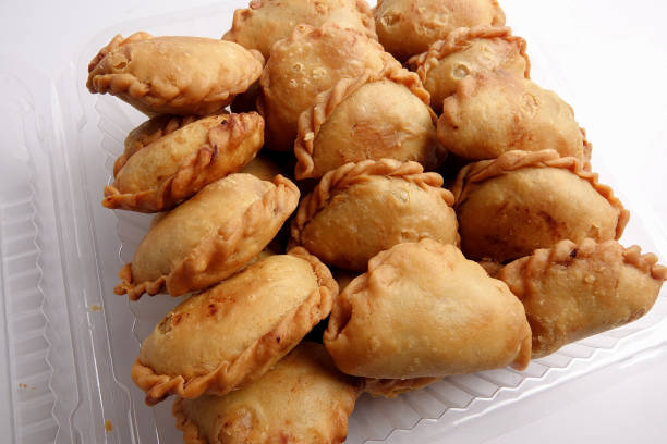 curry puffs (epok-epok / karipap pusing) - deep fried malaysian, singaporean, and thai snack filled with curried meat and/or vegetables. - pusing imagens e fotografias de stock