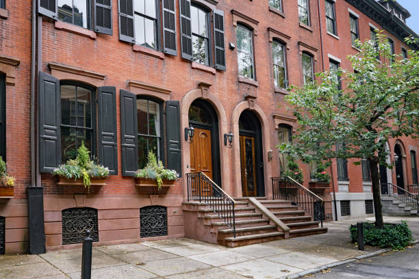 rua com townhouses velhos elegantes do estilo do brownstone do tijolo - philadelphia pennsylvania sidewalk street - fotografias e filmes do acervo