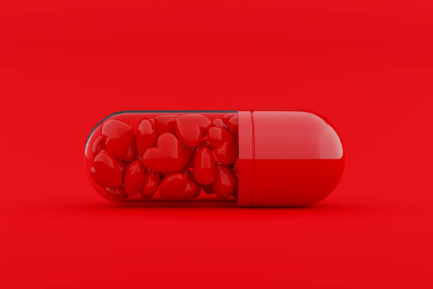 kapsułki, wewnątrz, które są wypełnione wieloma czerwonymi sercami. - red pills zdjęcia i obrazy z banku zdjęć