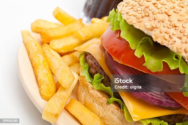 Patatine Fritte Grande Cheeseburger E Cola - Fotografie stock e altre immagini di Alimentazione non salutare - Alimentazione non salutare, Alla griglia, Carne