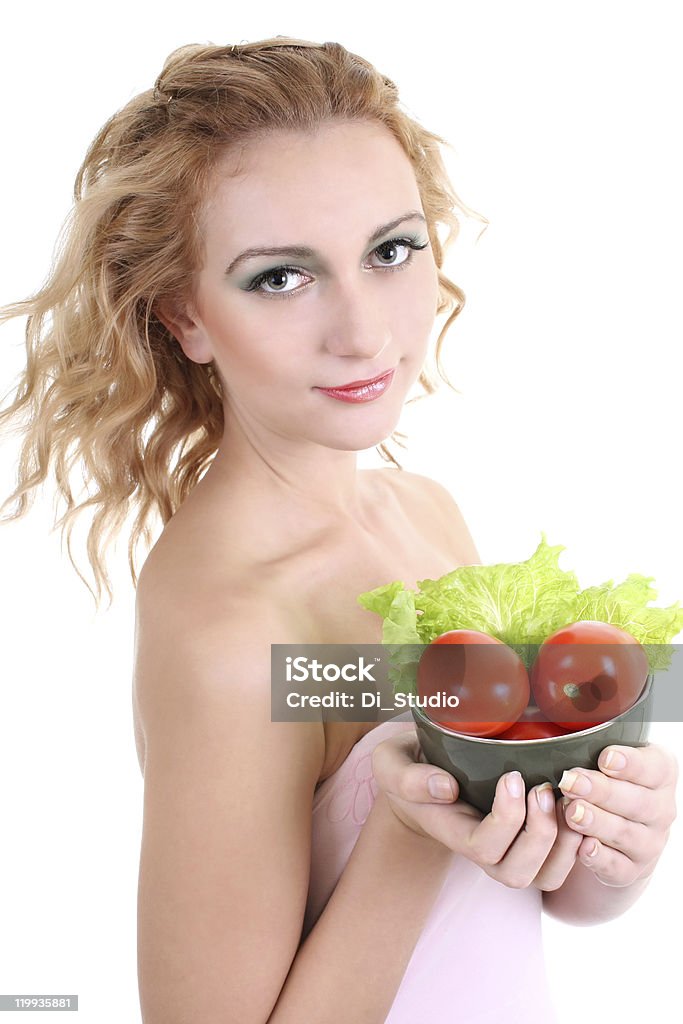 Jeune femme avec une salade verte, tomates - Photo de Adulte libre de droits