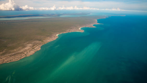 vista aérea e a paisagem na borda da costa do norte de austrália chamaram o mar de arafura no estado do território do norte de austrália. - arafura sea - fotografias e filmes do acervo