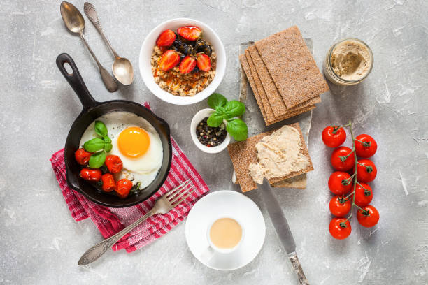 desayuno - huevos fritos de un tomate, muesli con bayas - omelet bacon tomato fruit fotografías e imágenes de stock