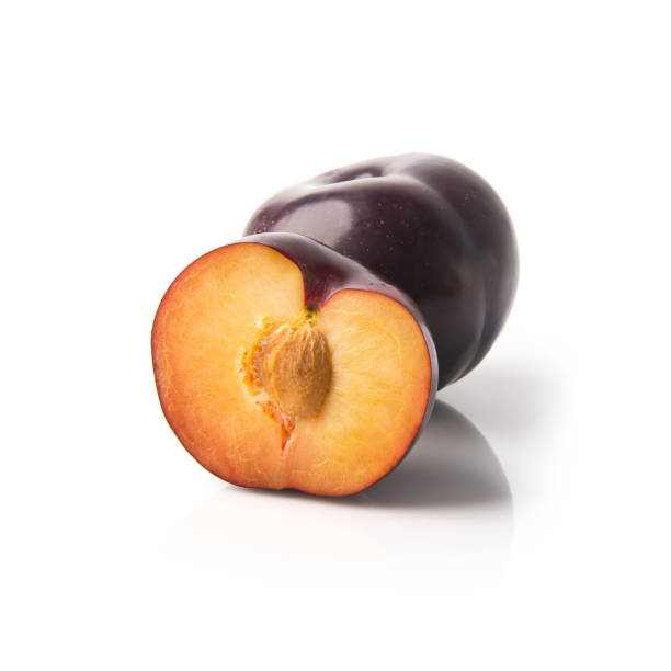 prugna o frutta sweet ripe plum su uno sfondo - red potato isolated raw potato raw foto e immagini stock