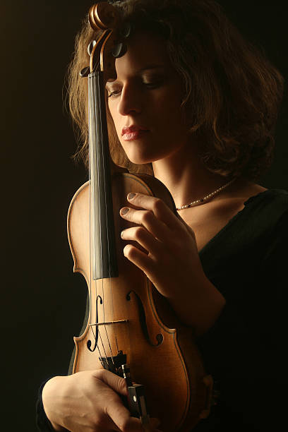 violinista con un violín - classical chamber fotografías e imágenes de stock