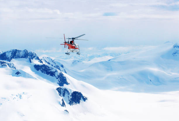 미국 알래스카의 산위를 비행하는 헬리콥터 - rescue helicopter mountain snow 뉴스 사진 이미지