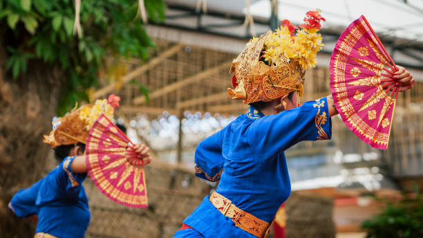 donne danzatrici balinesi nel sarong tradizionale - danza del legong immagine foto e immagini stock