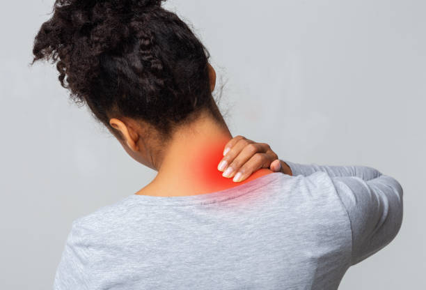 afro mujer con dolor de cuello, vista de fondo - acute mountain sickness fotografías e imágenes de stock