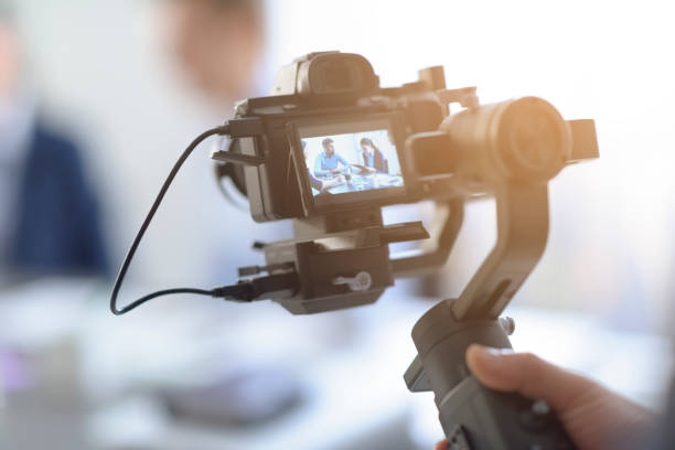 profesjonalny producent wideo nagrywa wideo - filming zdjęcia i obrazy z banku zdjęć