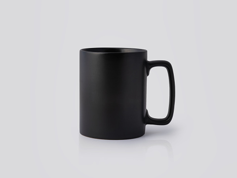 Taza de cerámica negra sobre fondo blanco. Taza de bebida en blanco para su diseño. photo