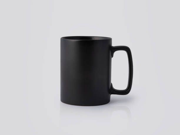 白い背景に黒いセラミックマグカップ。あなたのデザインのためのブランクドリンクカップ。