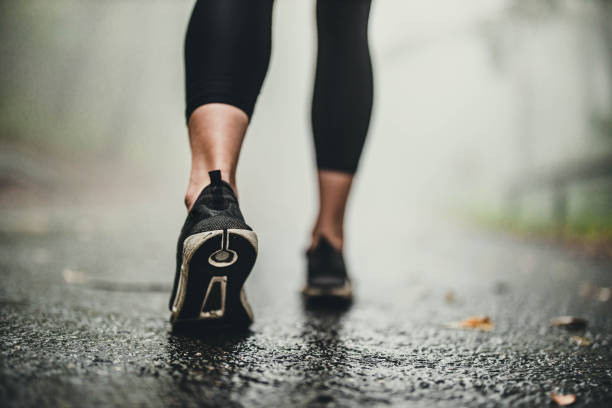 primo di atleta irriconoscibile che cammina durante la giornata nebbiosa. - black heels foto e immagini stock