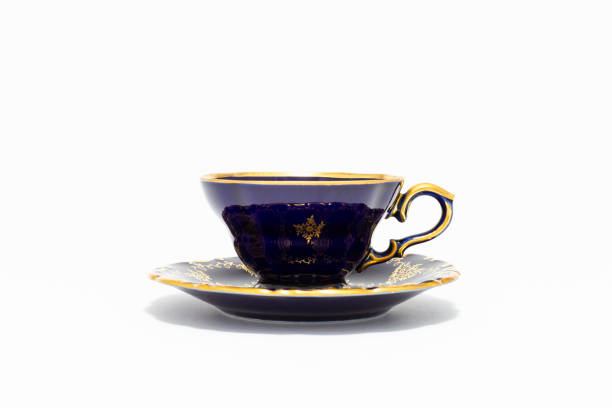 красивый кобальт синего цвета старинные фарфоровые чашки чая с золотым орнаментом - afternoon tea china antique cup стоковые фото и изображения