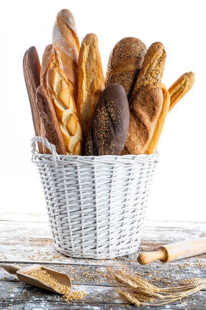 sortimento da baguete na cesta branca - carbohydrate artisan bread isolated on white isolated - fotografias e filmes do acervo