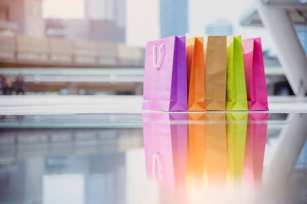 Shopaholic Women holding shopping bags ,money ,credit card person at shopping malls.Fashionable Woman love online website with sales tag on black Friday. E-commerce fashion digital marketing lifestyle shopaholic mujeres sosteniendo bolsas de compras, dinero, persona de tarjeta de crédito en centros comerciales. mujer de moda les encanta el sitio web en línea con etiqueta de ventas en el viernes negro. estilo de vida de marketing digital de moda de com
