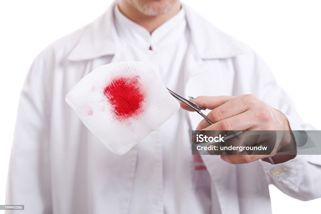 Arzt mit bloody-Gaze-pad - Lizenzfrei Laborkittel Stock-Foto