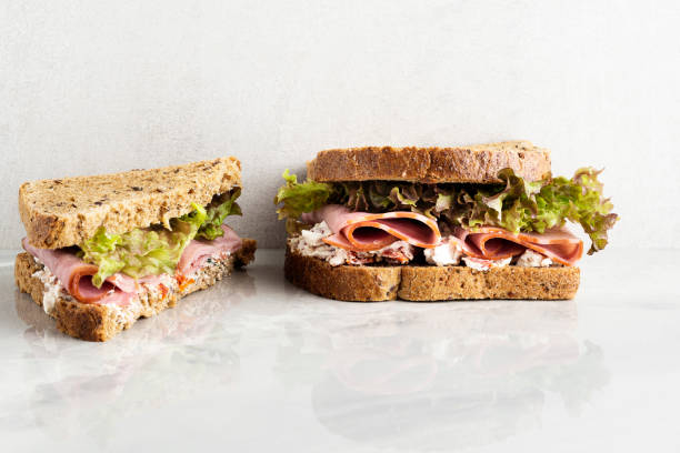 сэндвич, сэндвич салями, турция сэндвич, - delicatessen meat sandwich ham стоковые фото и изображения