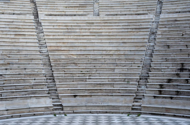 odeon do interior de herodes atticus em atenas, greece. também conhecido como herodeion é um teatro romano de pedra localizado na encosta da colina da acrópole. - herodes atticus - fotografias e filmes do acervo