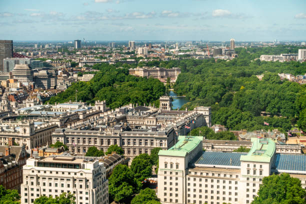 vue aérienne de st. james's park avec buckingham palace à l'arrière-plan - palace buckingham palace london england famous place photos et images de collection