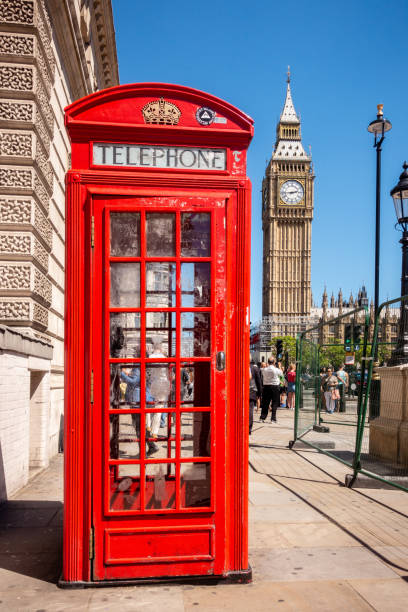 rote telefonzelle auf den straßen von london mit big ben - telephone cabin london england telephone booth stock-fotos und bilder
