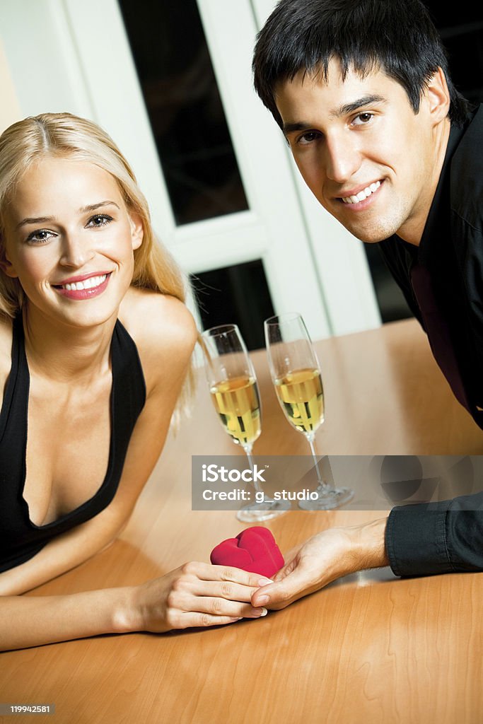 행복함 amorous 커플입니다 및 특별 제안 남자 레스��토랑 - 로열티 프리 20-24세 스톡 사진