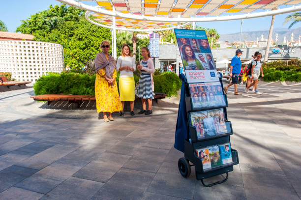 Los Testigos De Jehová Predicando Foto de stock y más banco de imágenes de  Testigos de Jeová - Testigos de Jeová, Testigo, España - iStock