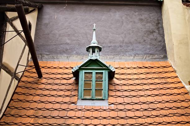 fenêtre gothique et baroque d'isolement avec une flèche dans un toit avec des tuiles (prague, république tchèque, europe) - prague old door house photos et images de collection