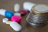 nahaufnahme-von-euro-und-medizin.jpg?b=1&s=170x170&k=20&c=Zw59wzMMuHn5CNfwdzfcgYTd9qhbT5UwXW5VqaVaNW4=
