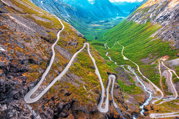 vista na estrada do troll em noruega - mountain range footpath rock europe - fotografias e filmes do acervo