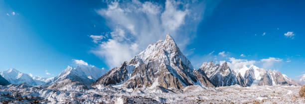 コンコルディアからミトレ山とバルトロガルシエとカラコルム山脈のパノラマビュー - mountain range mountain mountain peak himalayas ストックフォトと画像