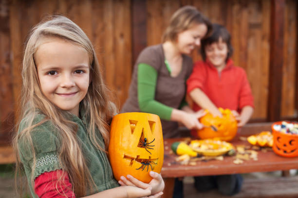 enfants et leur mère se préparant pour l'halloween - spider mum photos et images de collection