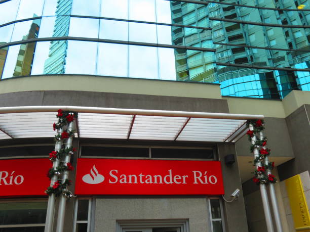 das gebäude der santander rio bank in der stadt buenos aires. - buenos aires argentina palermo buenos aires south america stock-fotos und bilder