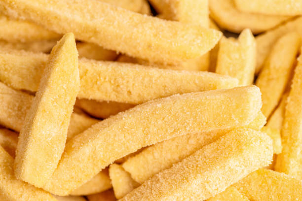 plan rapproché de croustilles congelées de four - french fries fast food french fries raw raw potato photos et images de collection
